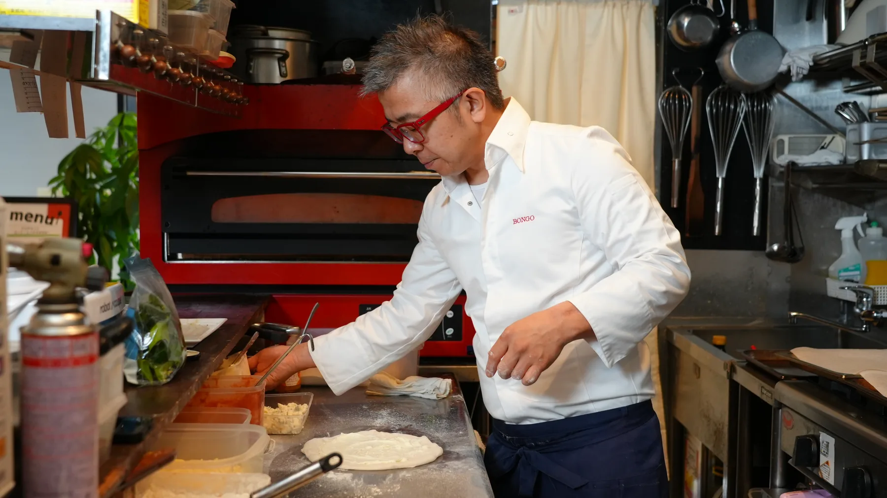 BONGOの厨房でピザを仕込む篠崎友寿