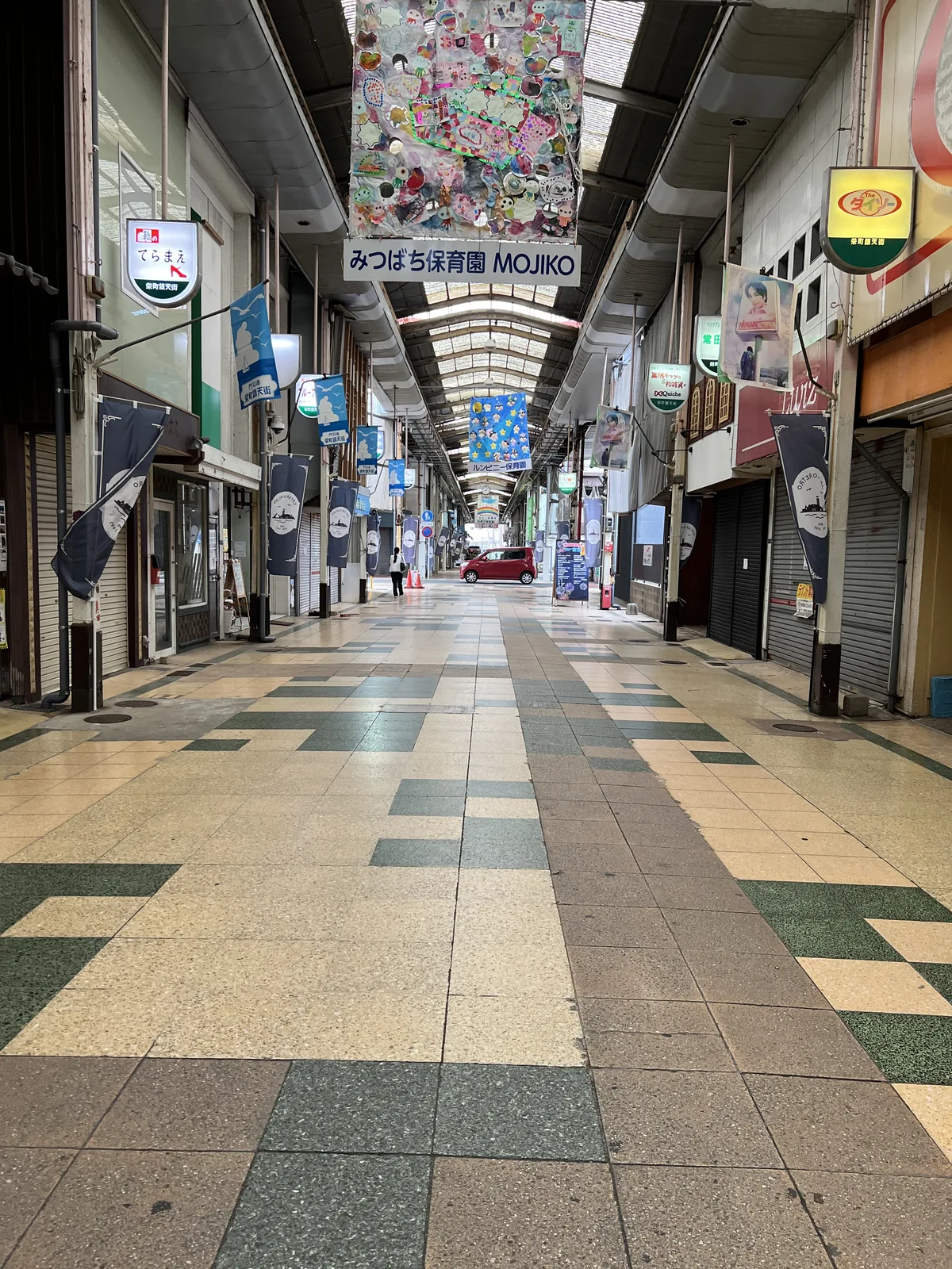 店舗のシャッターが閉まった区画も見える栄町銀天街の現在の風景