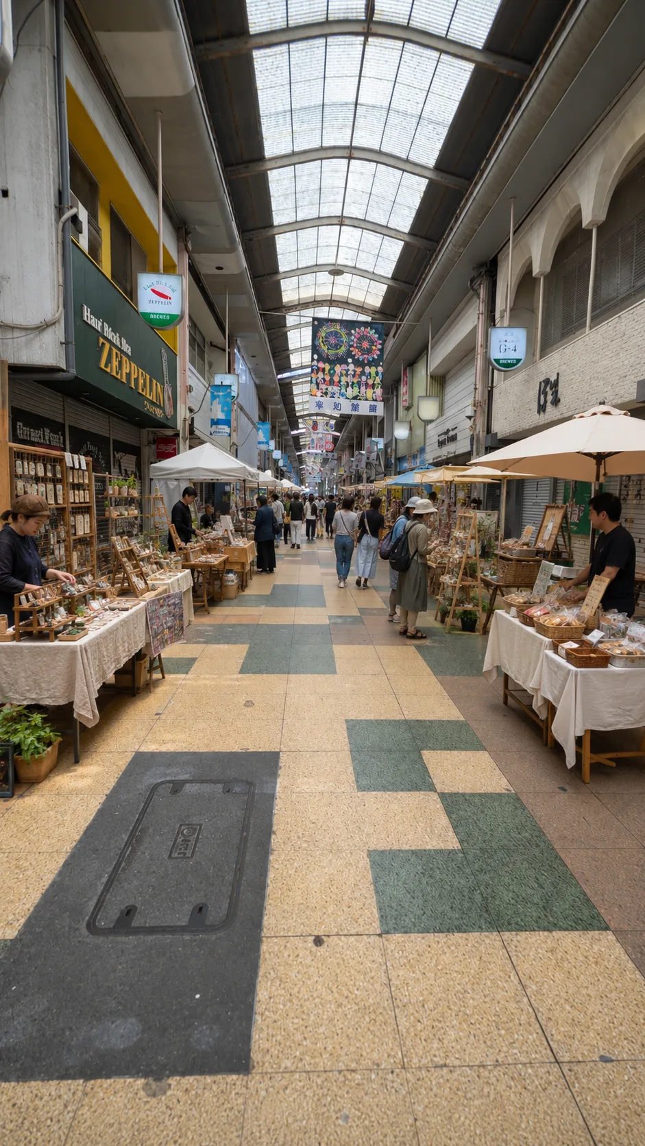 栄町銀天街の両側の軒先に出店が並ぶ栄町日曜マルシェの開催イメージ